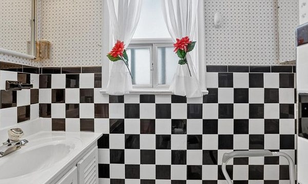 Bathroom before renovation
