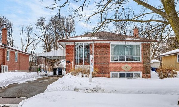 46 Medina Crescent front exterior before renovation