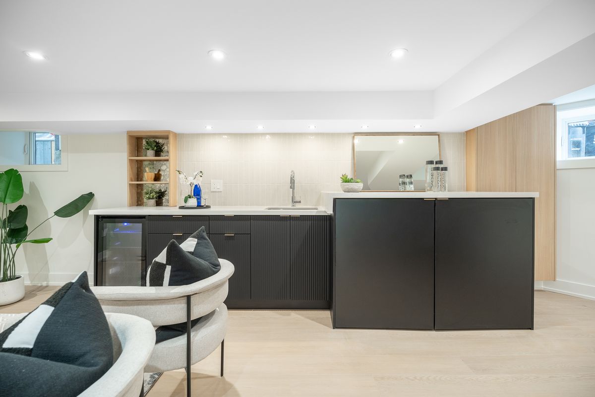 356 Woodfield Rd., wet bar with beverage fridge